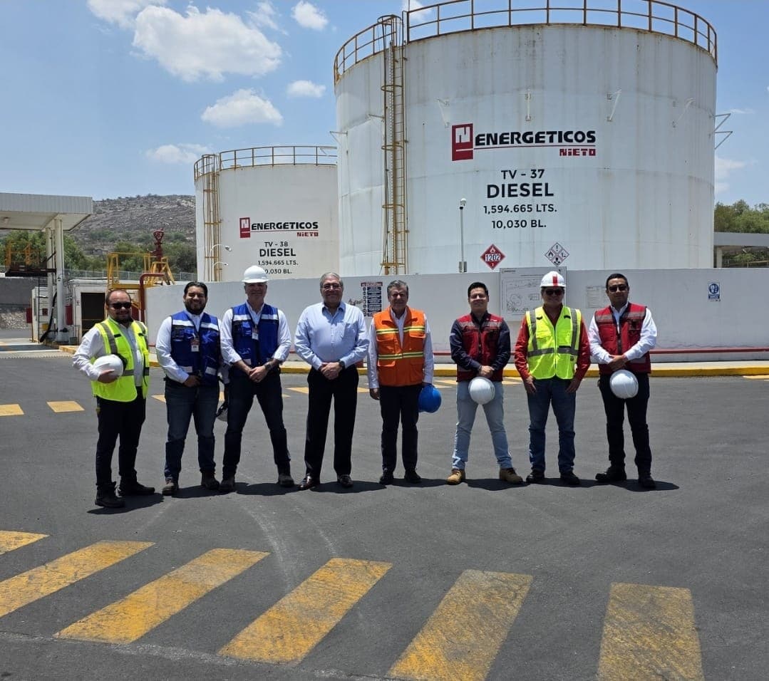 Equipo de Energéticos Nieto frente a los tanques de almacenamiento de diésel